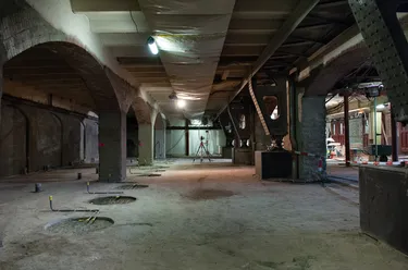 Een foto van een bouwplaats, met de blootgelegde infrastructuur en het proces van het bouwen van een nieuwe structuur.