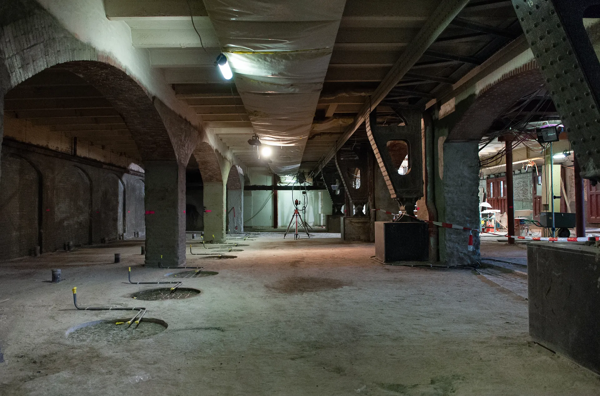 Een foto van een bouwplaats, met de blootgelegde infrastructuur en het proces van het bouwen van een nieuwe structuur.