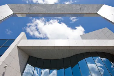 Een modern kantoorgebouw met een grote glazen voorgevel en een mooie entree buiten de stad.